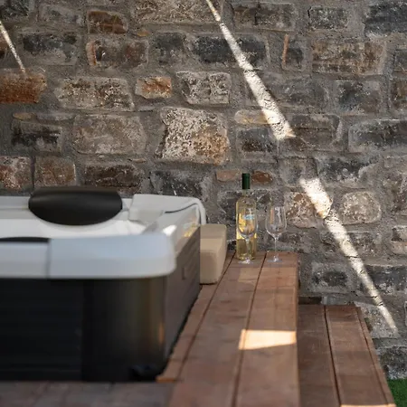 Majestic Manor With Outdoor Jacuzzi By 8essentially