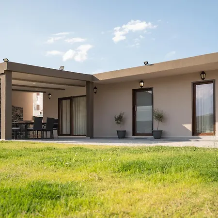 Holiday home Majestic Manor With Outdoor Jacuzzi By 8essentially