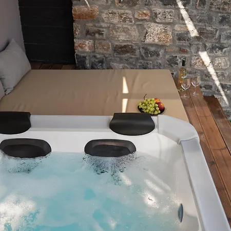 Holiday home Majestic Manor With Outdoor Jacuzzi By 8essentially *
